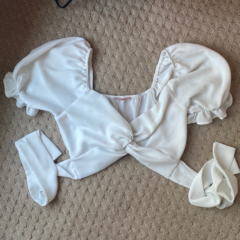 Short-sleeved white blouse cropped top with ties in the back